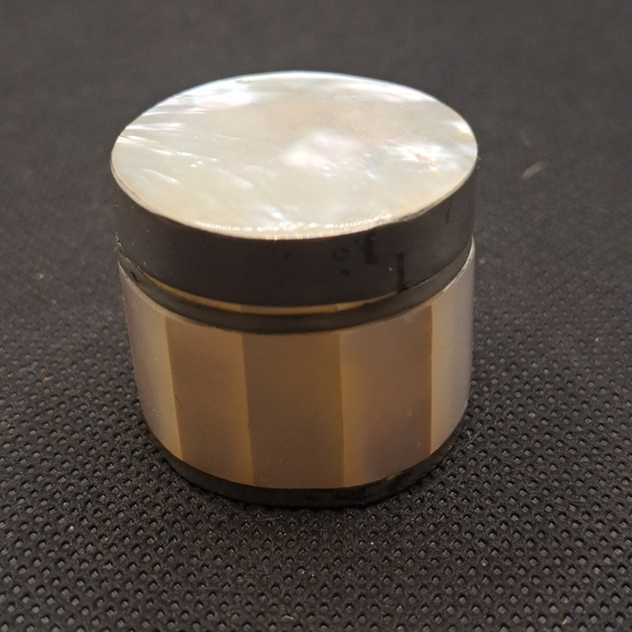 Vintage Mother of Pearl Pill Box. - Picture 3 of 5